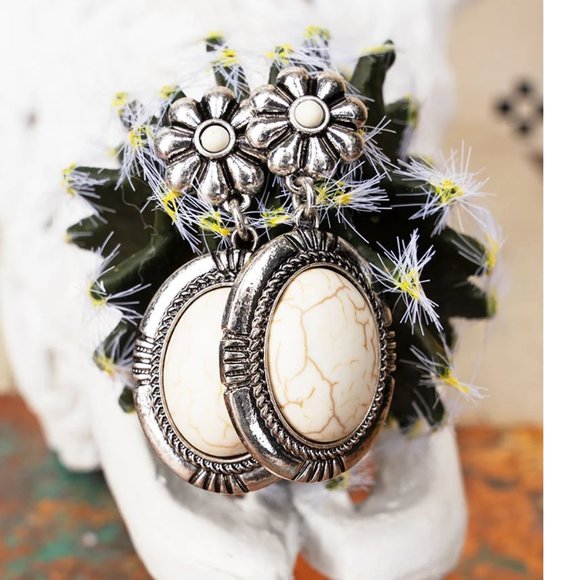 One Blessed Nana Jewelry - ❤️NWT *BOUTIQUE*  WHITE GLENDALE SILVERTONE EARRINGS